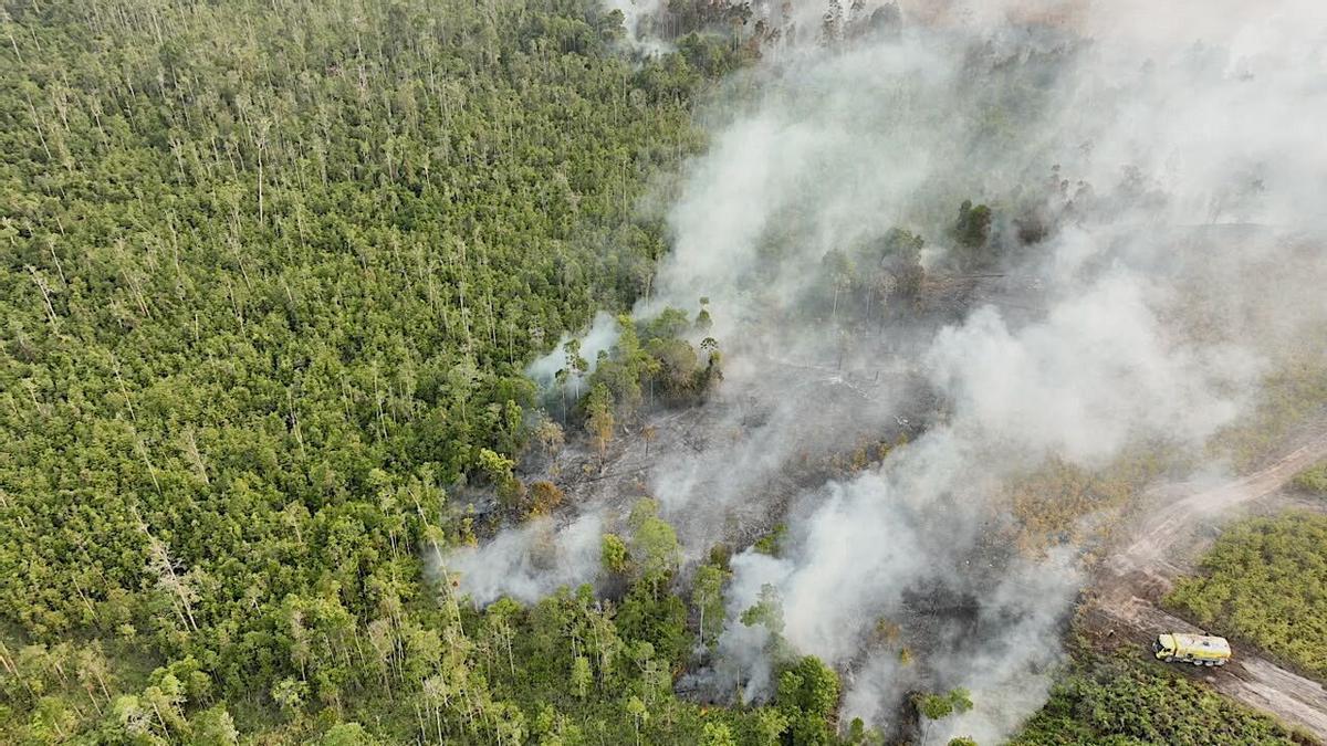 Vista aérea del humo de un incendio en Bulungan, en en norte de la provincia de Kalimantan, Indonesia.