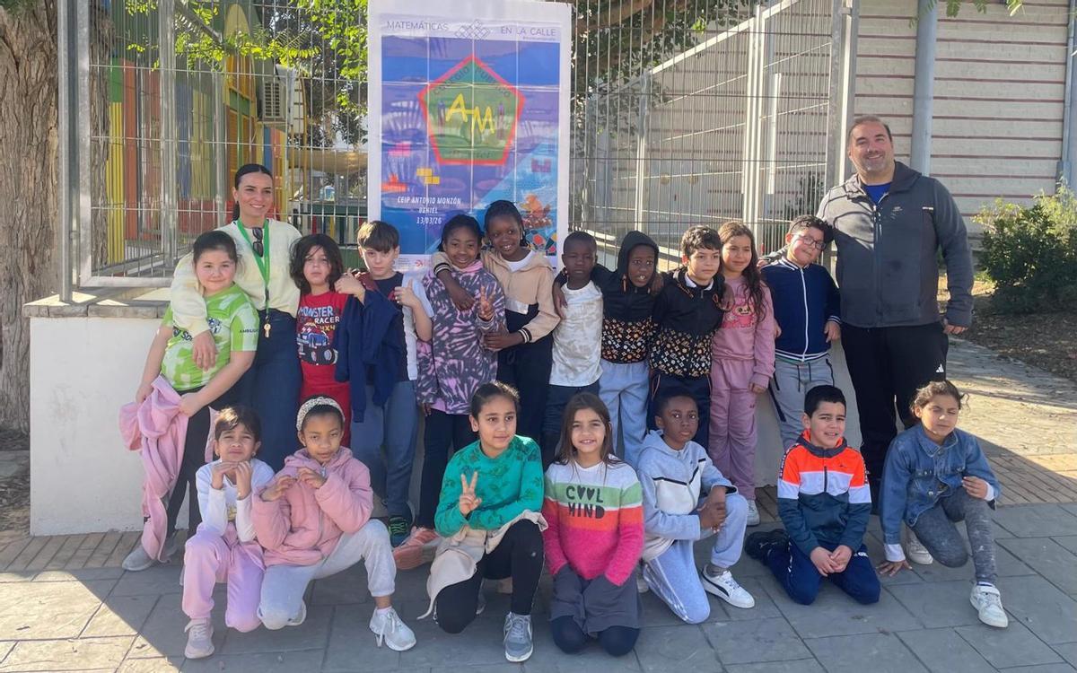 Arriba, imagen de grupo de alumnos y docente; abajo, alumnas realizando una actividad.