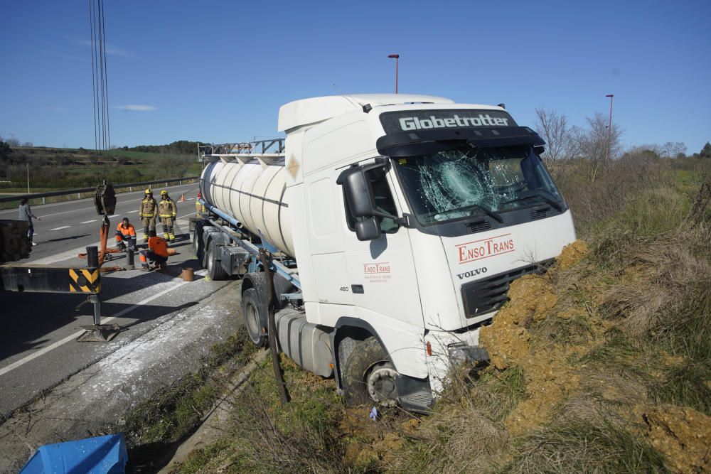 Xoc frontal entre un camió i un cotxe a Cornellà