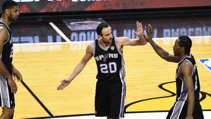 Leonard celebra una canasta con Ginobili y Duncan.