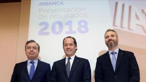 El presidente de Abanca Juan Carlos Escotet acompanado del consejero delegado Francisco Botas y del director general financiero de la entidad Alberto de Francisco.