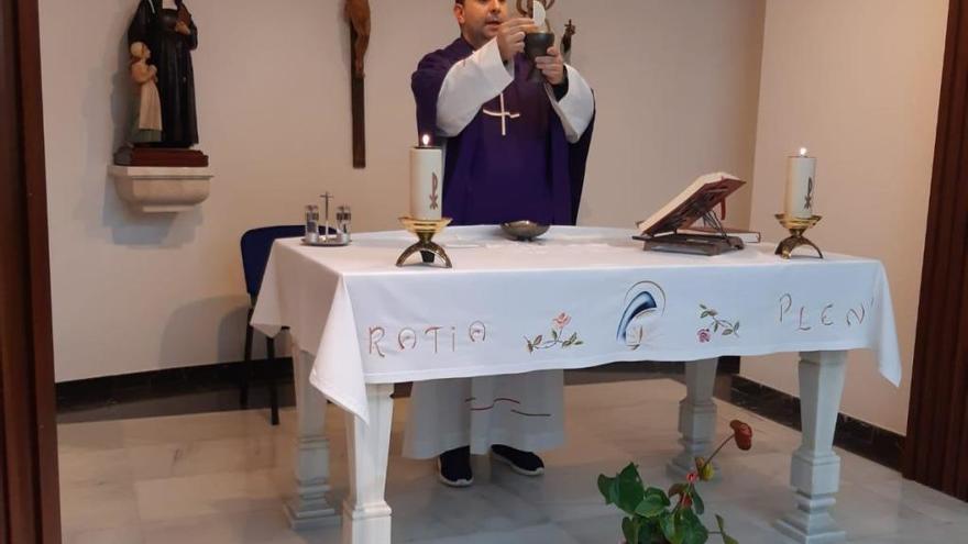 El cura, Juan Ventura Martínez Reboeiras, durante la misa de ayer.