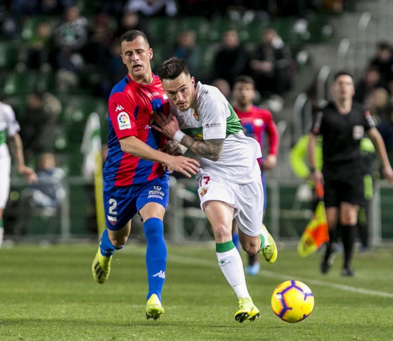 El Elche vence al Extremadura y se aleja de los puestos de descenso