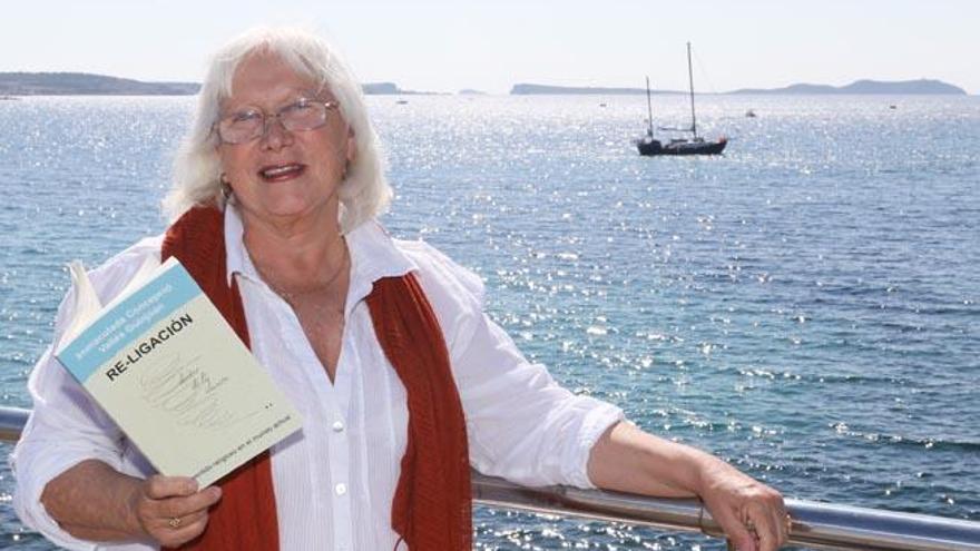 Imma Vallès posa con un ejemplar de su nuevo libro en Sant Antoni.