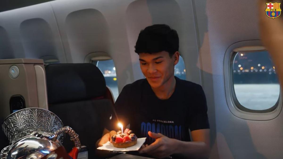 Dro celebró su cumpleaños... ¡Festejando la Supercopa en el avión!
