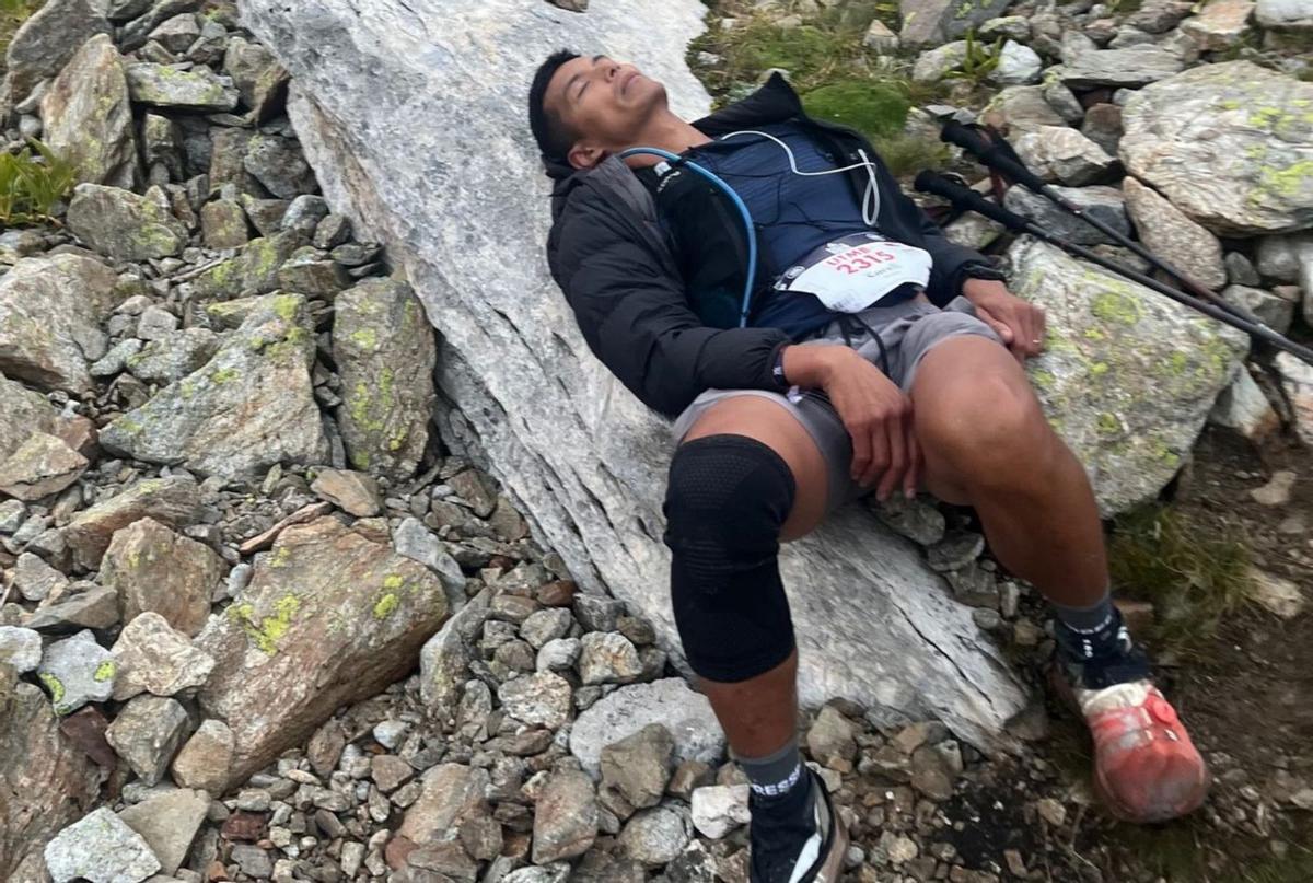 Un participante en el trail, durmiendo encima de una peña. 