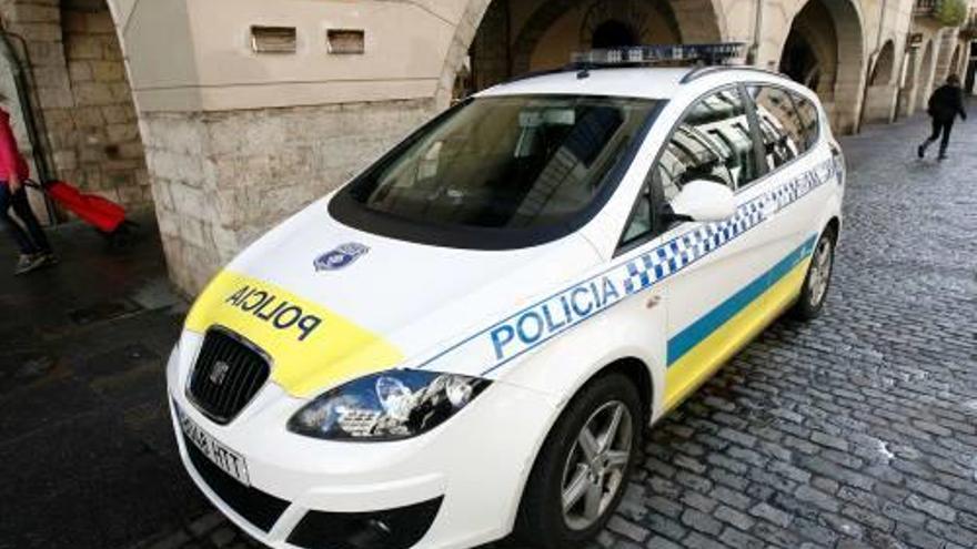 Un cotxe de la Policia Municipal de Girona, a la plaça del Vi.