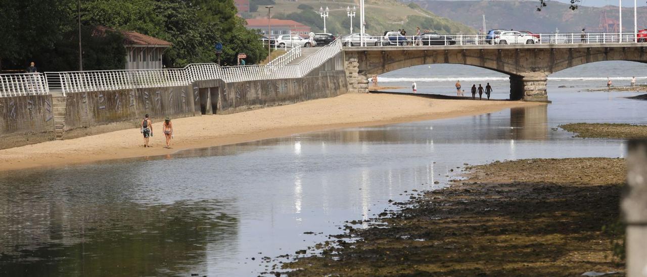 El río Piles en su desembocadura en la playa de San Lorenzo. | Marcos León