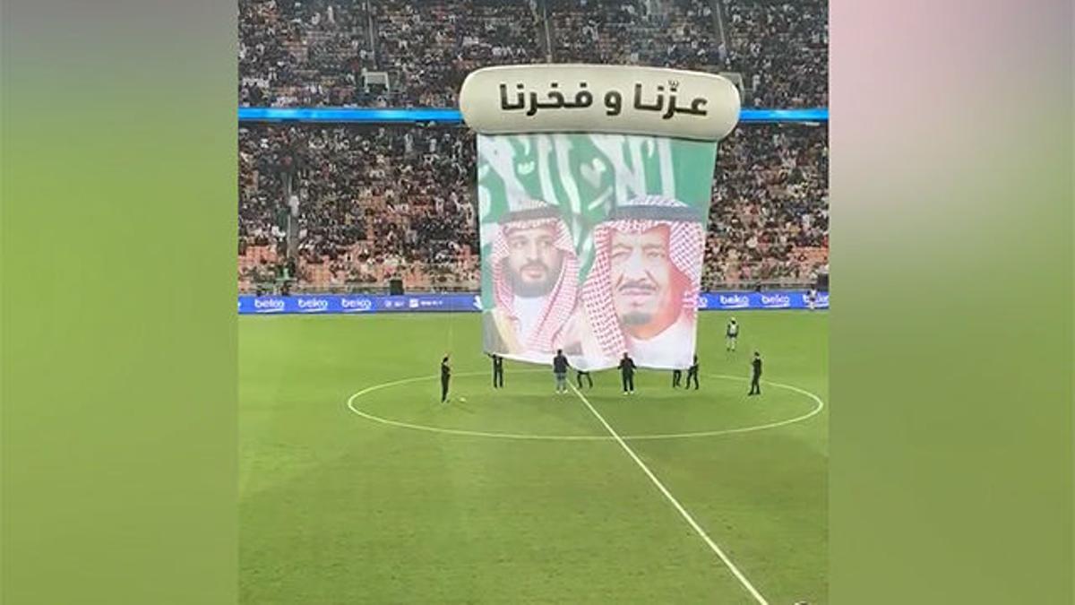 La pancarta desplegada en el Barça - Atlético, con el príncipe y el Rey de Arabia