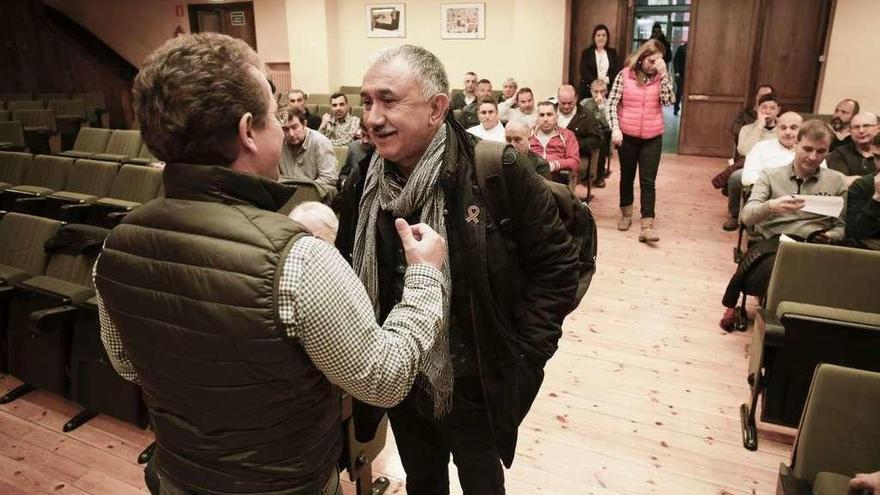 Pedro Hojas y José María Álvarez, minutos antes de la asamblea en la sede de UGT-Asturias.