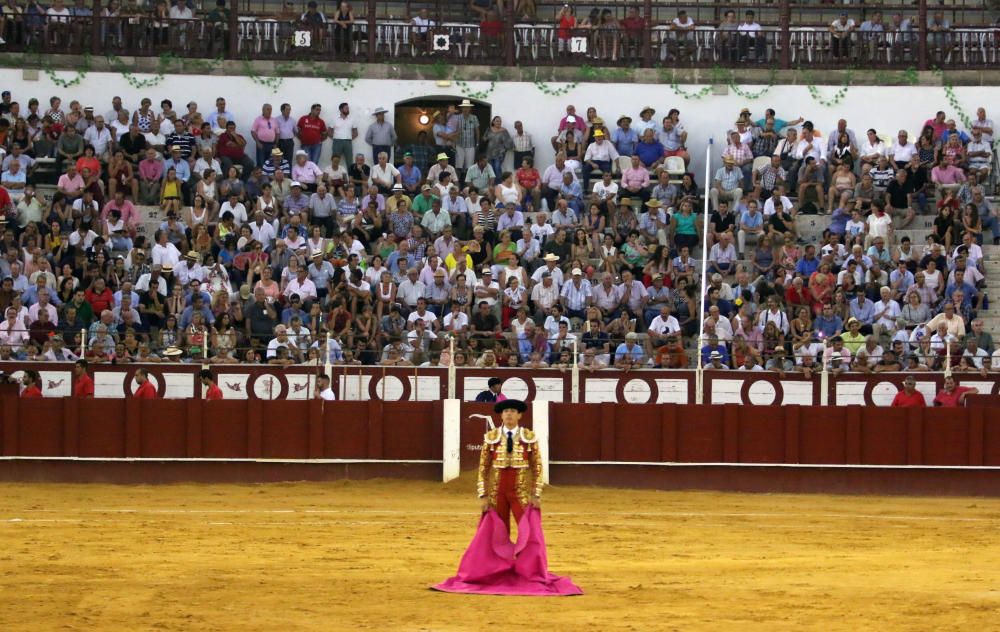 Las imágenes de la tercera corrida de abono de la feria taurina de Málaga en La Malagueta.