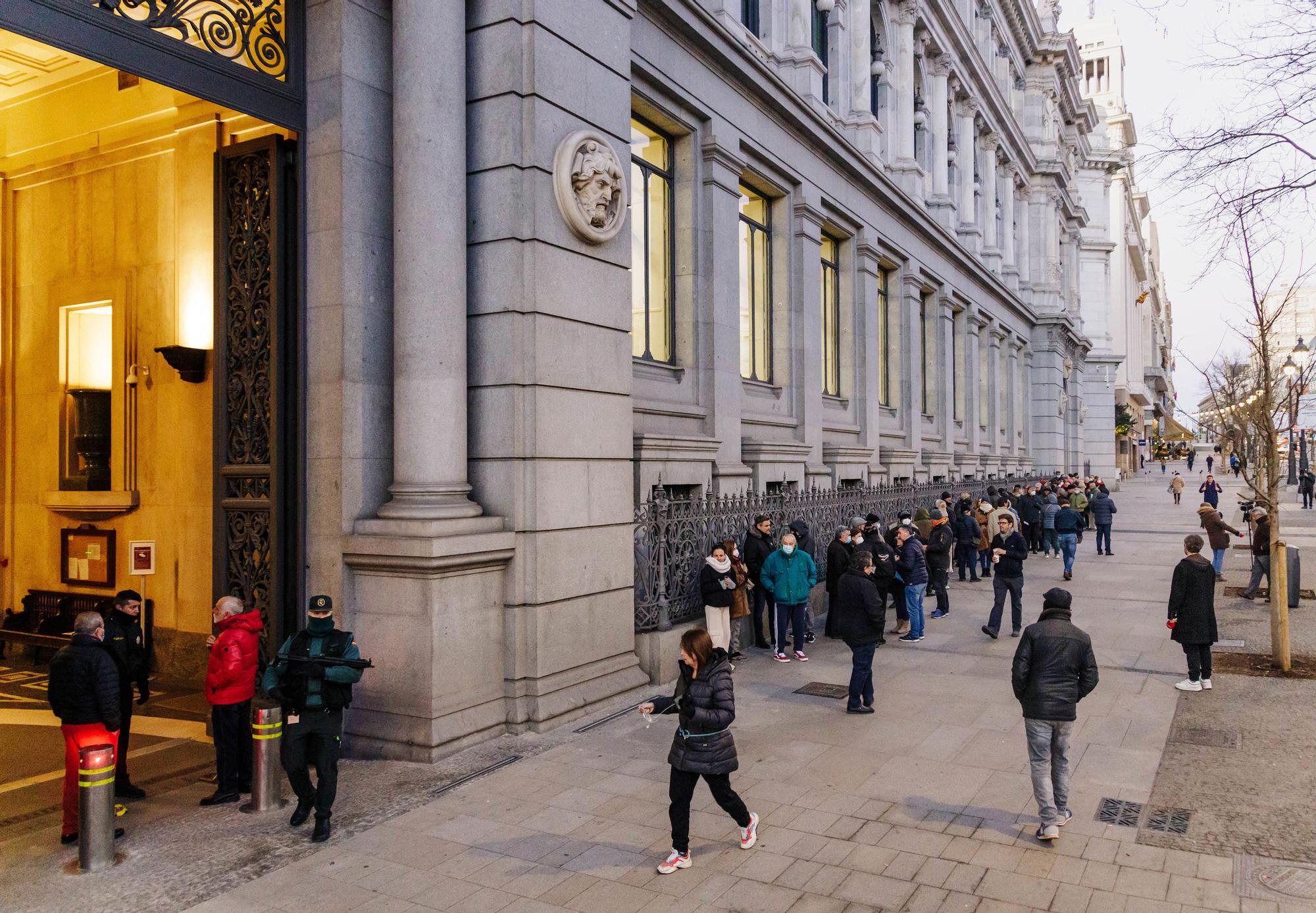 Varias personas hacen cola para contratar Letras del Tesoro, en el Banco de España, a 3 de febrero de 2023, en Madrid (España).