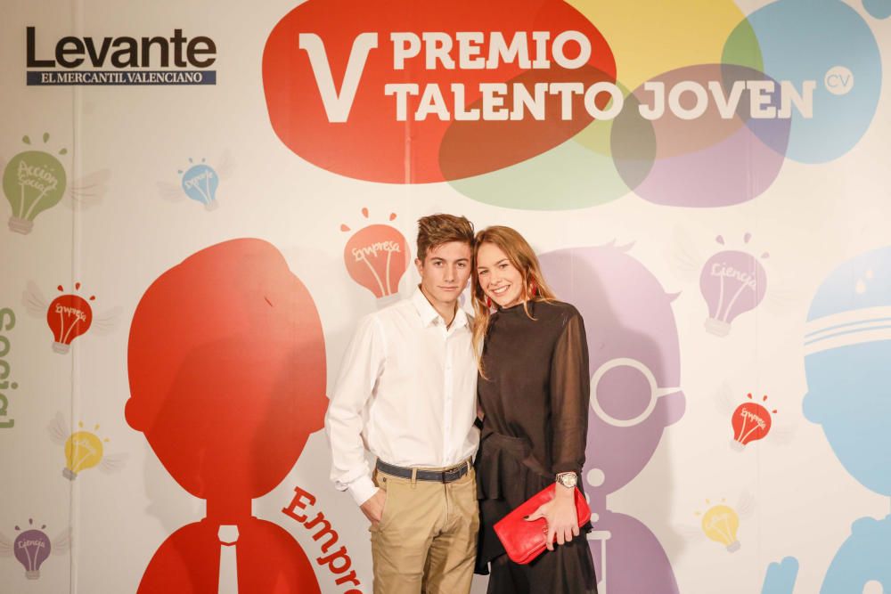 Los invitados posan en el photocall de los premios Talento Joven CV.