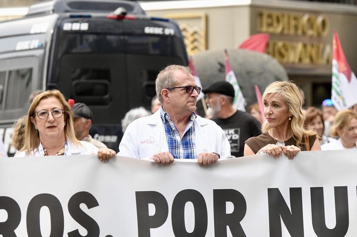 Las imágenes de la protesta de médicos contra el Estatuto Marco este miércoles en Murcia