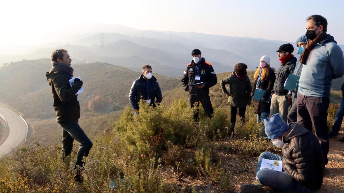 Un grup d'experts internacionals que participen al projecte FIRE-RES visiten la zona cremada d'Òdena el 2015