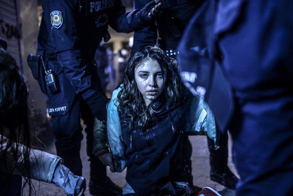 El fotógrafo turco Bulent Kilic, premiado en la categoría de noticias de actualidad, muestra a una joven durante los disturbios entre manifestantes y policía en una protesta tras el funeral del adolescente Berkin Elvan, en Estambul, en marzo del 2014.