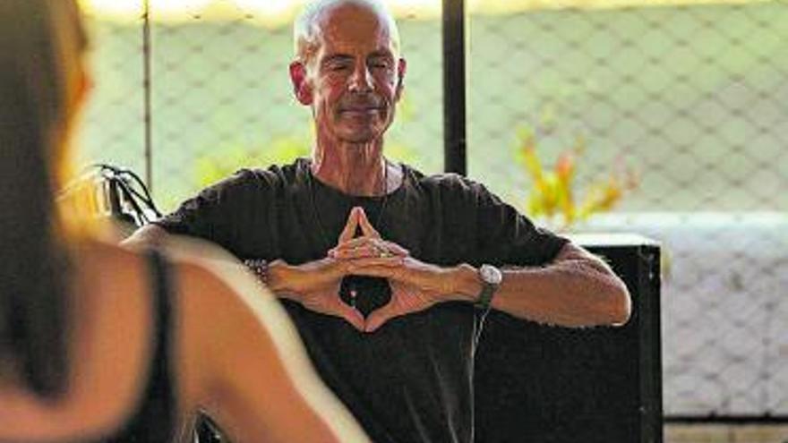 Yoga en el ‘rooftop’ con James De Maria.
