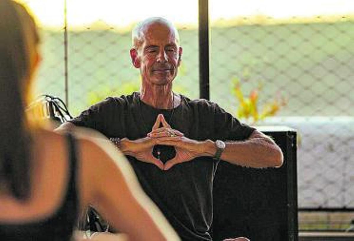 Yoga en el ‘rooftop’ con James De Maria.