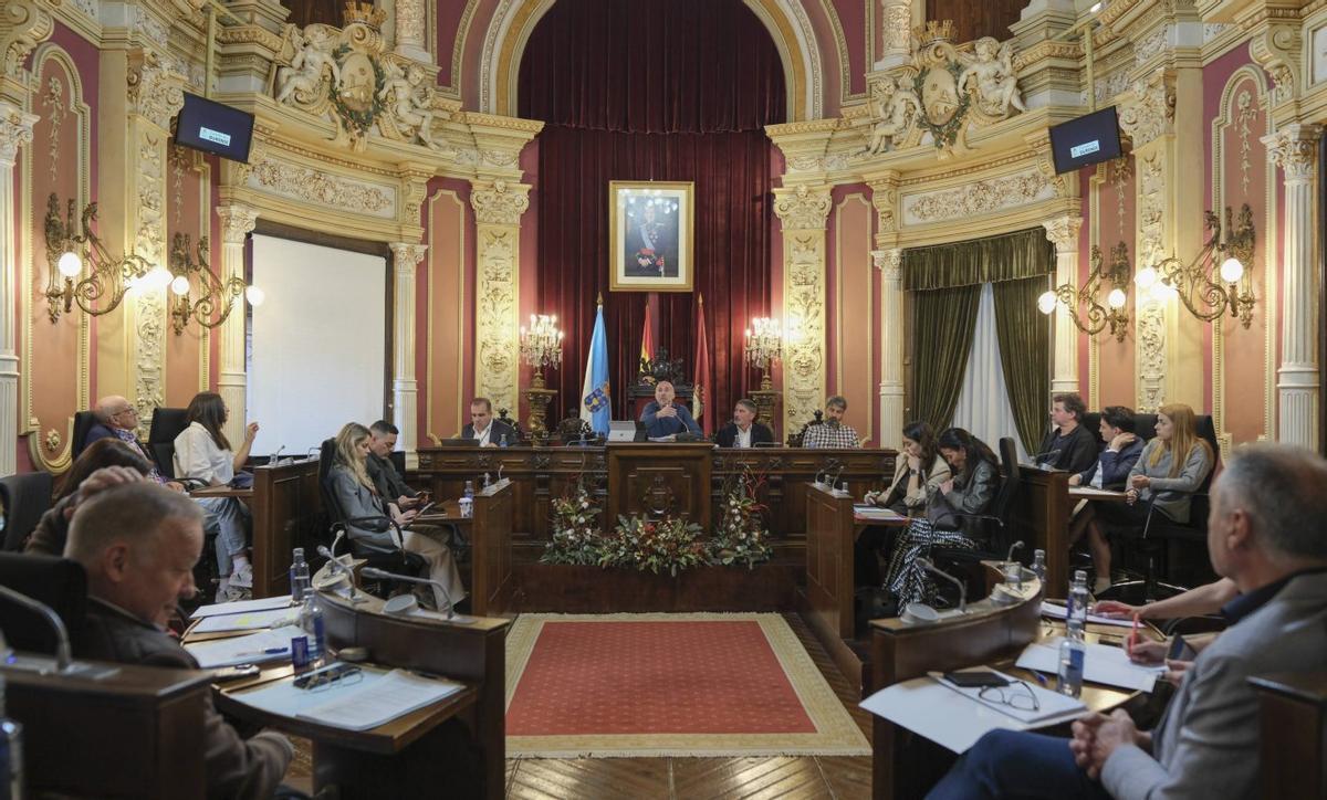 Sesión plenaria, ayer, en el Concello de Ourense. | ROI CRUZ