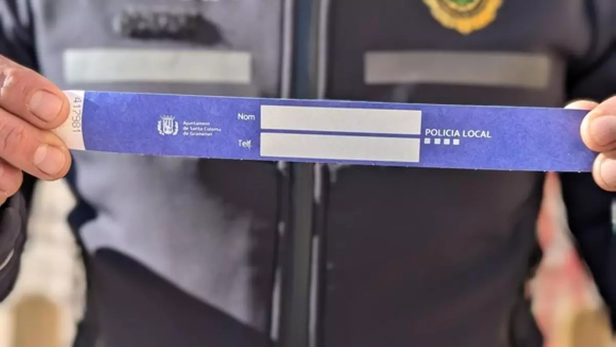 La Policia Local de Santa Coloma lanza una iniciativa para evitar la pérdida de menores en las aglomeraciones navideñas