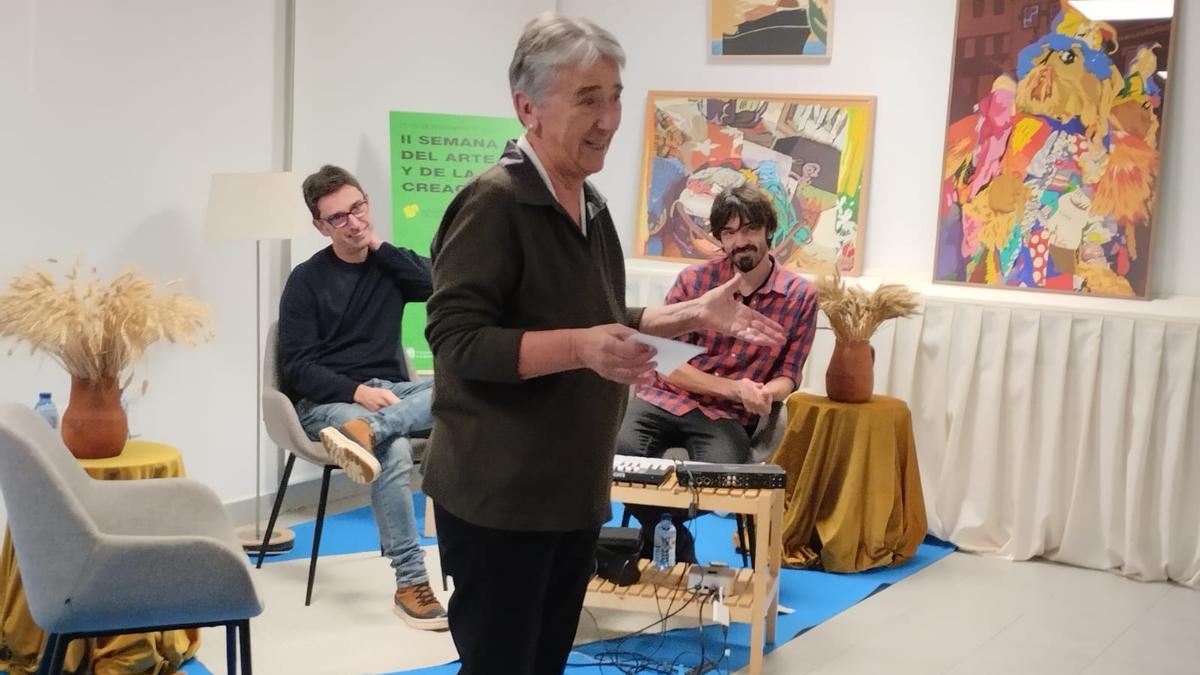 Socorro Suárez presenta a Eduardo y Mario Viñuela antes de la charla.