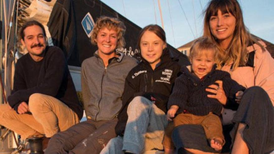 Thunberg, con la familia con la que viajará.