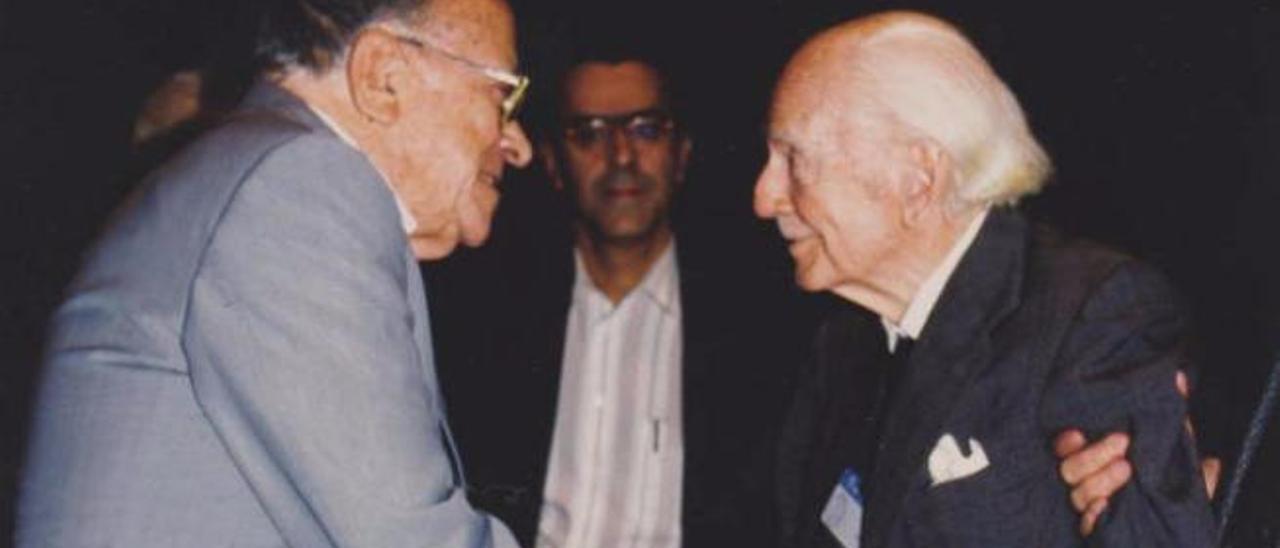 Santiago Carrillo saluda a Serrano Suñer.