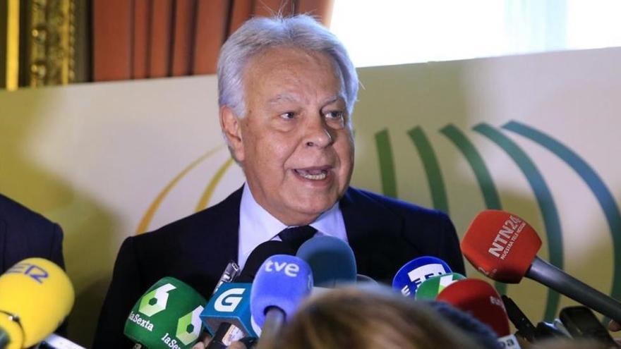 Felipe González pone &quot;la mano en el fuego&quot; por Chaves y Griñán