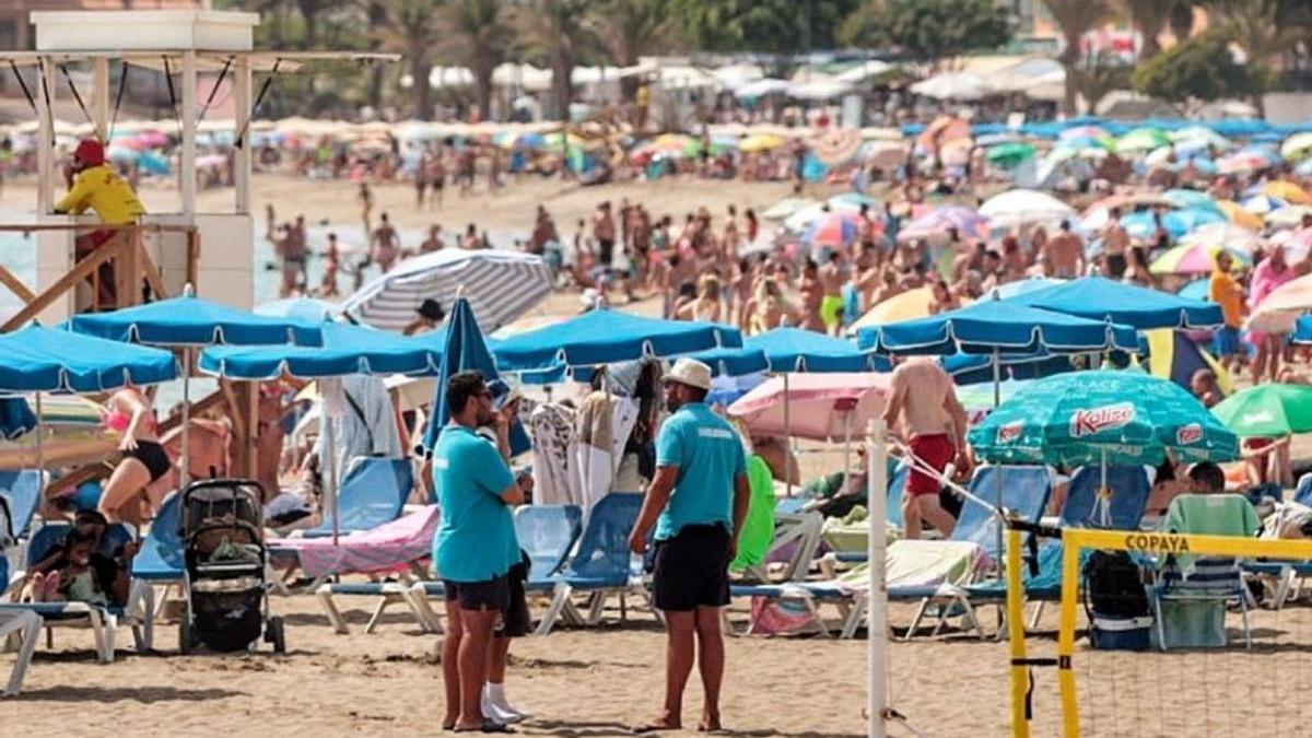 Turistas en una abarrotada playa del Archipiélago.