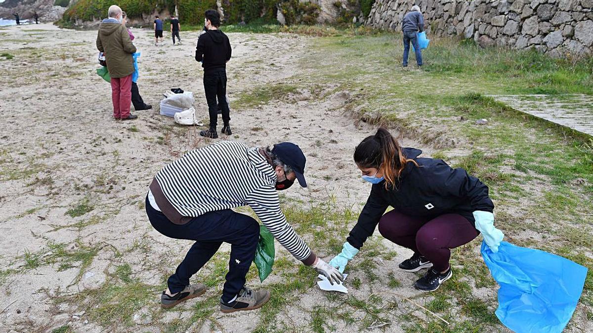 Limpieza simultánea de playas en el arenal de Bens | VÍCTOR ECHAVE