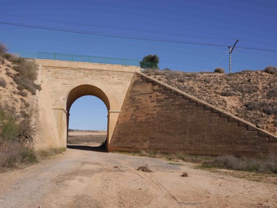 Espectacular y centenario puente, todavía en uso sobre la vía convencional a Alicante, junto a la Casa de Náriga.