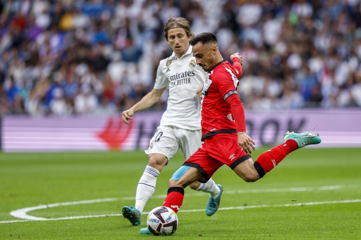 MADRID, 24/05/2023.- Modric (i) del Real Madrid disputa unbalón ante Alvaro García del Rayo Vallecano este miércoles, durante el partido de LaLiga Santander entre el Rayo Vallecano y el Real Madrid, en el estadio Santiago Bernabéu de Madrid. EFE/ Rodrigo Jiménez