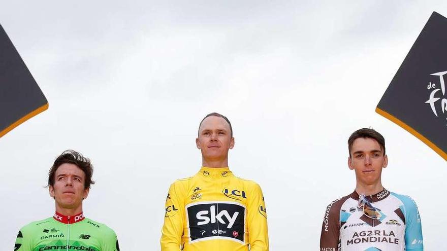 Chris Froome (en el centro), acompañado de Urán y Bardet en el podio de París.