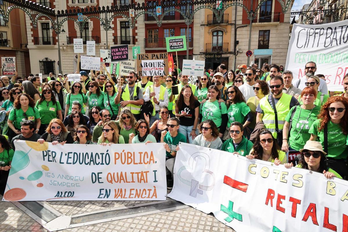 Imágenes de la concentración en Alcoy de la huelga educativa