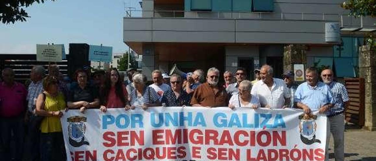 Emigrantes retornados frente la Agencia Trbutaria. // Noé Parga