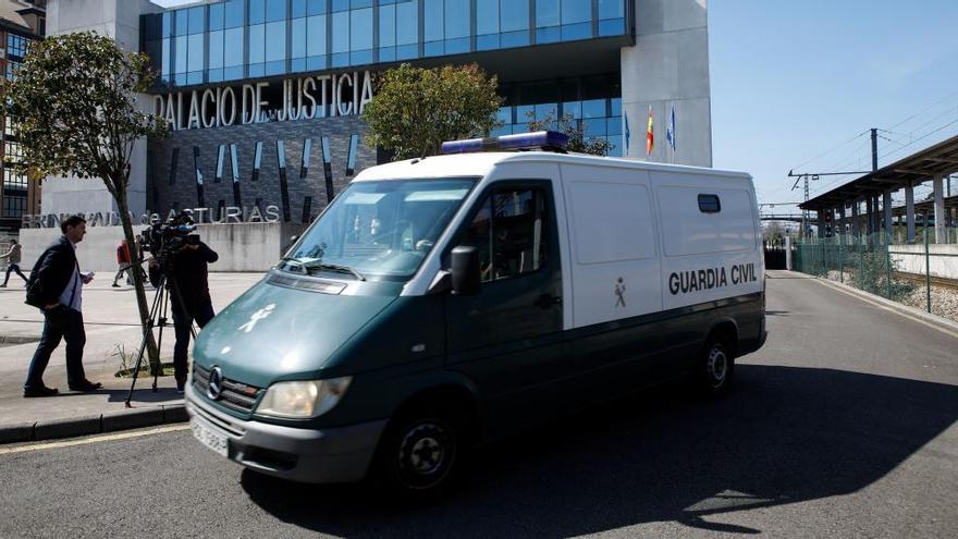 Detenidos dos leoneses por sustraer alimentos y cosméticos en supermercados de Gijón