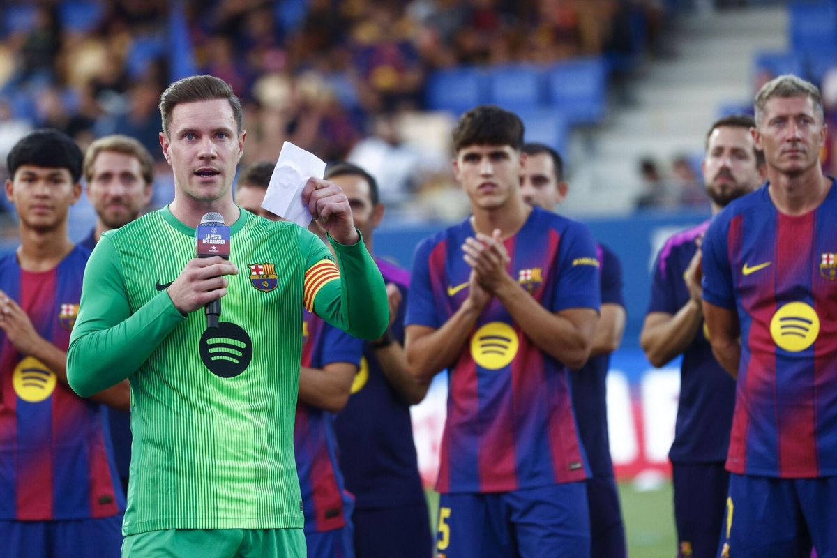 Marc-André Ter Stegen (i), durante la presentación del equipo.
