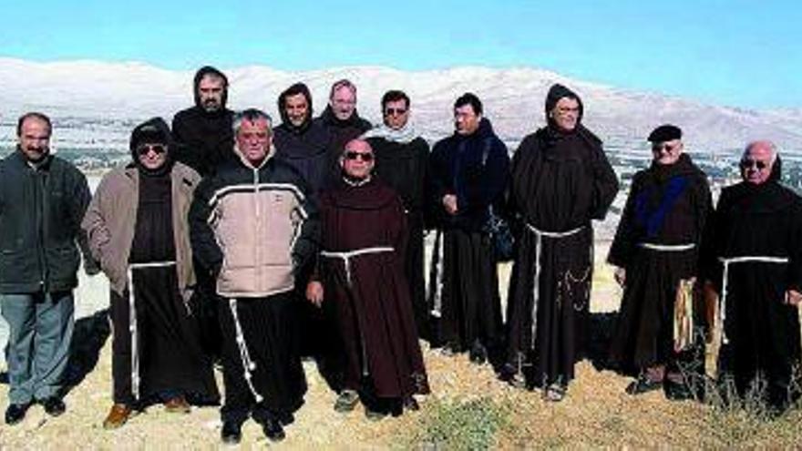 El padre Romualdo (en el centro, primera fila) junto a otros franciscanos.