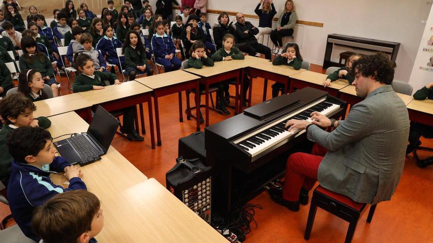 El genio vuelve a su cole en Gijón: el pianista Martín García es recibido con una ovación por los alumnos de La Corolla