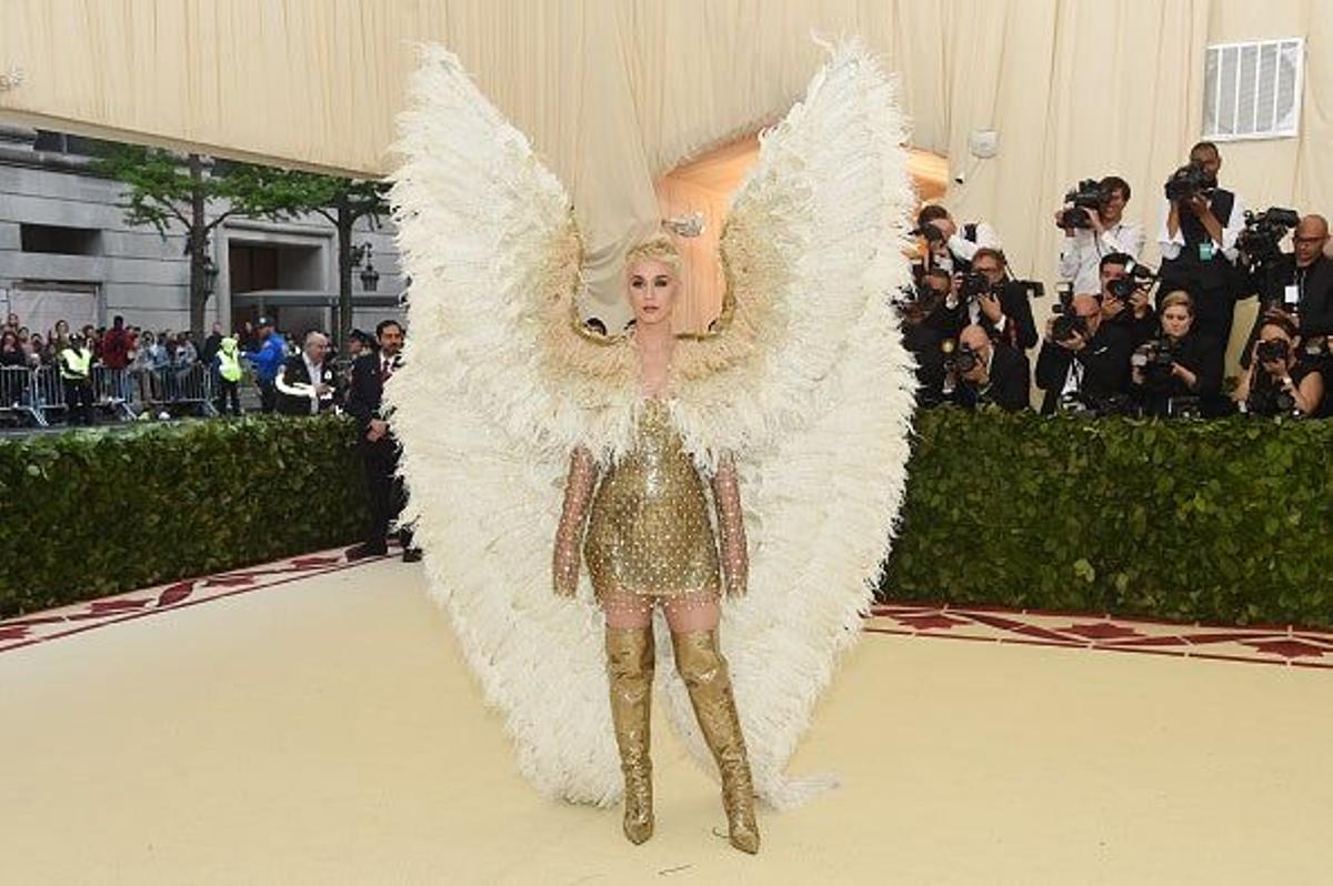 Katy Perry, ángel dorado en la Gala Met