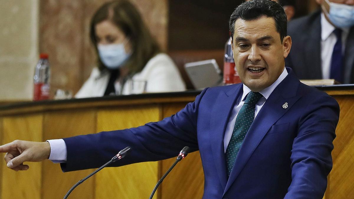 El presidente de la Junta de Andalucía, Juanma Moreno, ayer, en un momento del debate. | JOSÉ MANUEL VIDAL (EFE)/MARÍA JOSÉ LÓPEZ (E.PRESS)