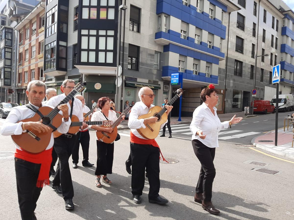 El desfile del Festival Folclórico internacional de Pola de Siero, en imágenes
