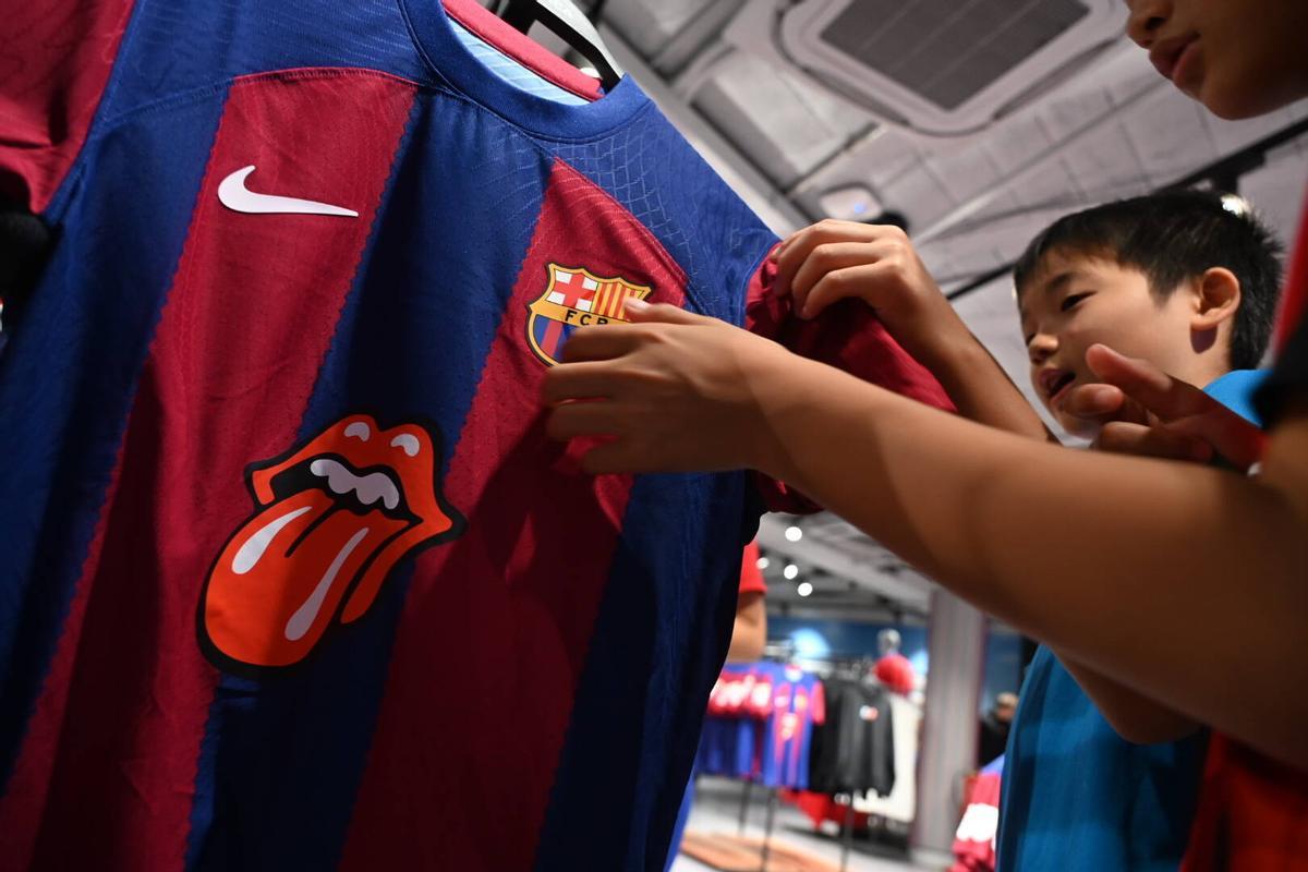 A la venta las camisetas del Barça con el logo de los Rolling Stones