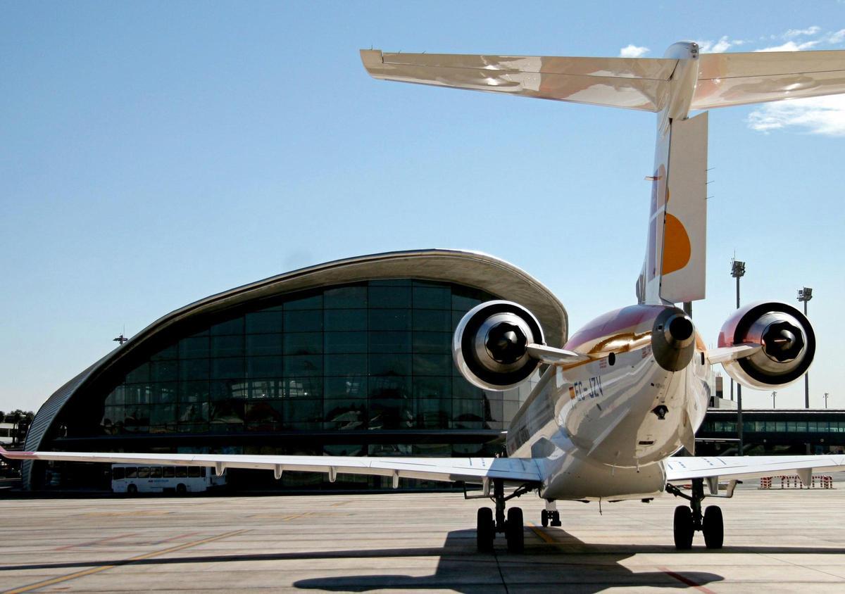Un avión ante la terminal del aeropuerto de Manises.