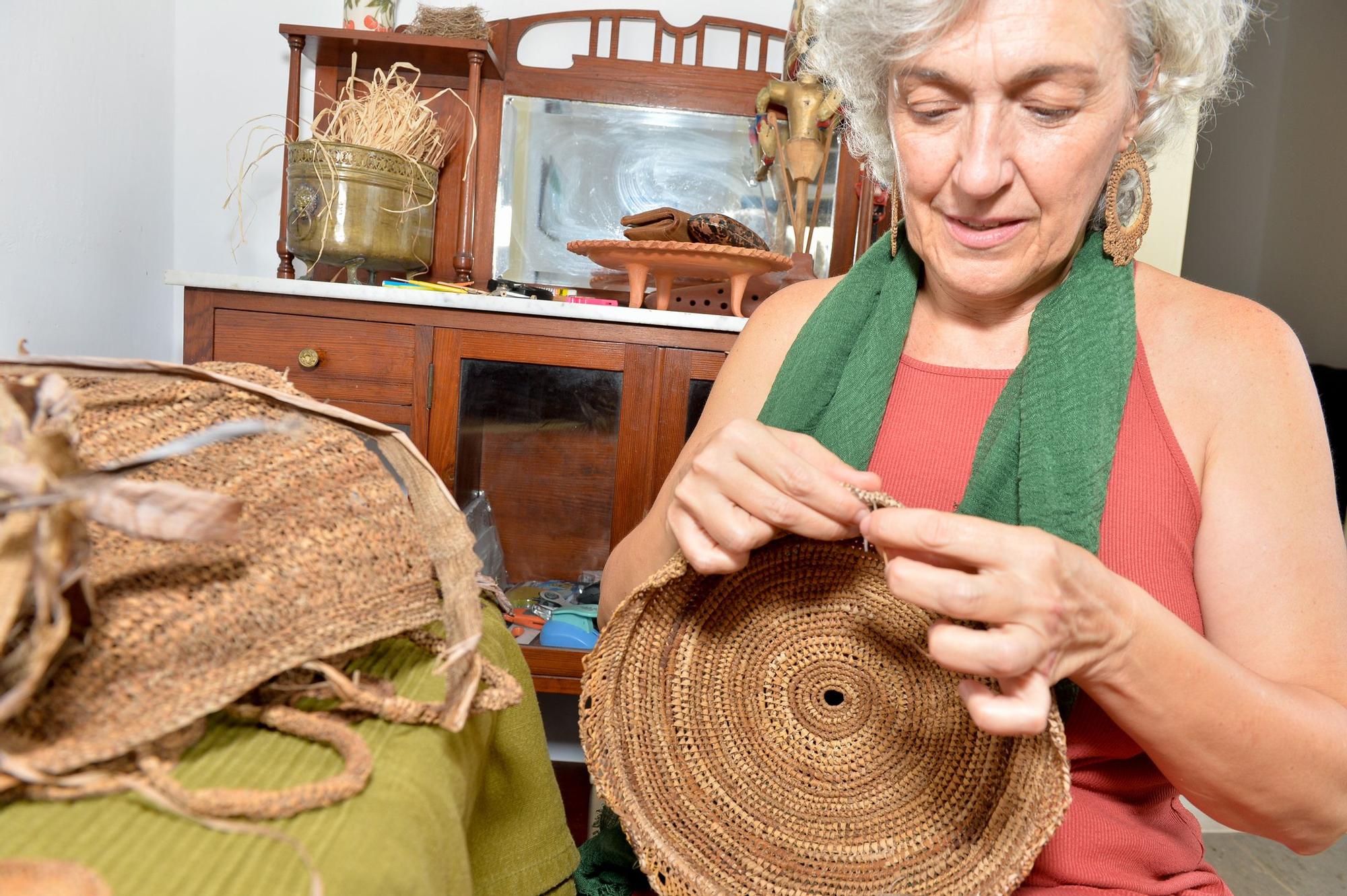 La artesana María Pilar Ureña realiza cestería de ristra