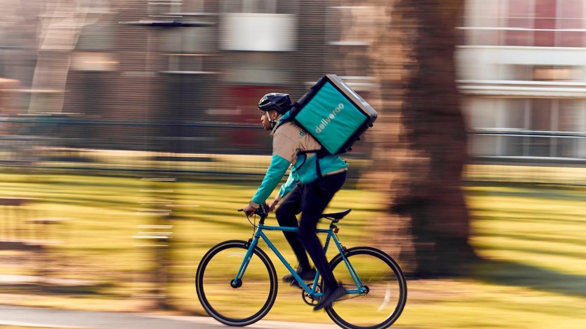 Deliveroo se hunde en su salida a bolsa en Londres al llegar a marcar un 30% menos del precio estimado por acción.