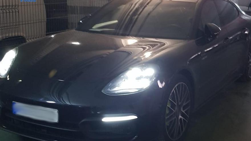 Porsche valorado en 140.000 euros donde fue detenido el fugitivo sueco.