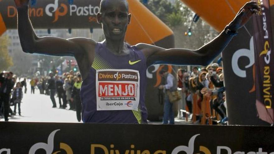 El keniata Kiprono Menjo, poseedor de la mejor marca mundial de los 10.000m en 2010, cruza la línea de meta proclamándose ganador en la prueba de atletismo de esta especialidad disputada hoy en Valencia.