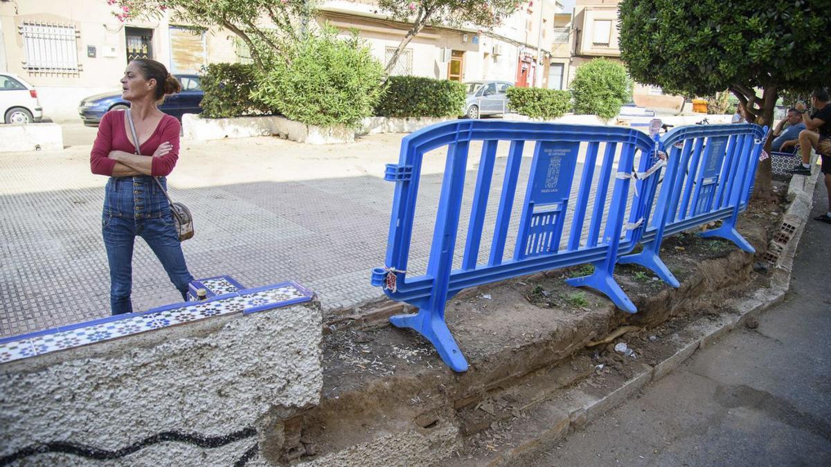 Desperfectos en la plaza Molina del barrio de Santa Lucía. | IVÁN URQUÍZAR