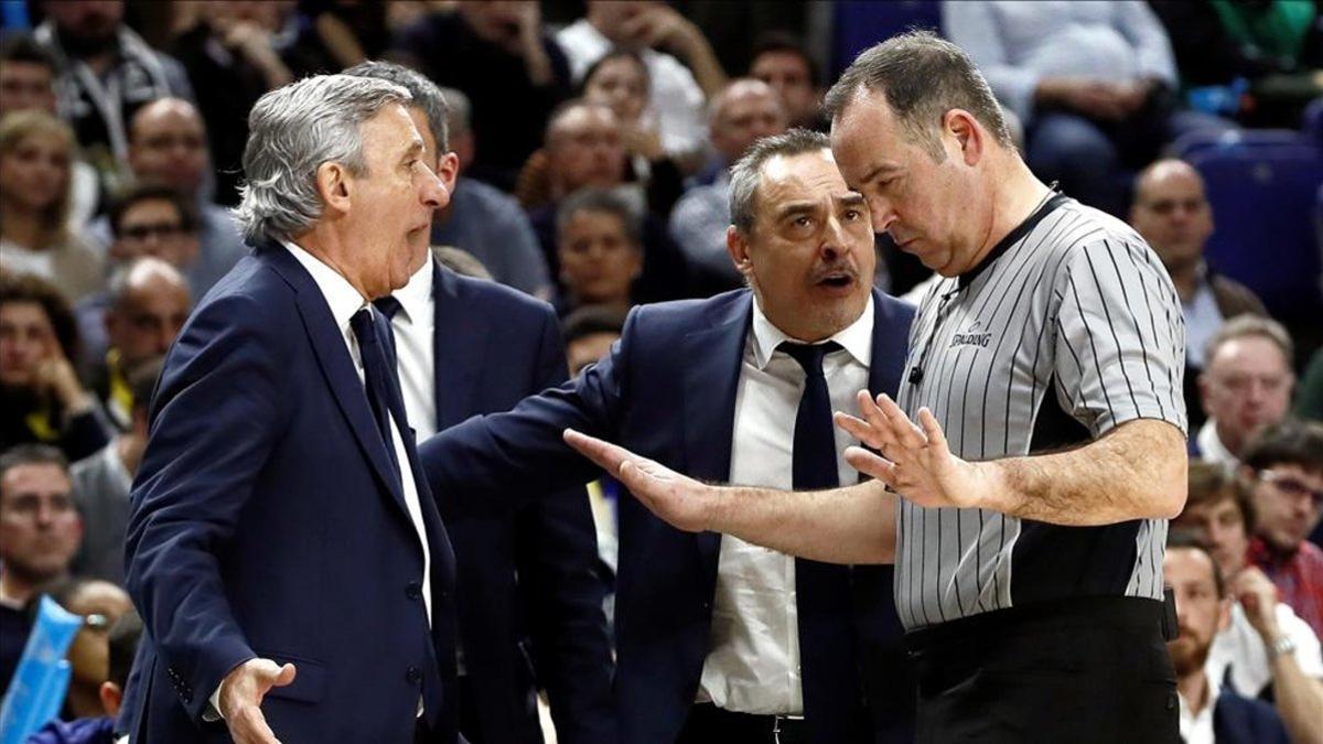 Pesic discute con uno de los colegiados de la final de la Copa del Rey.